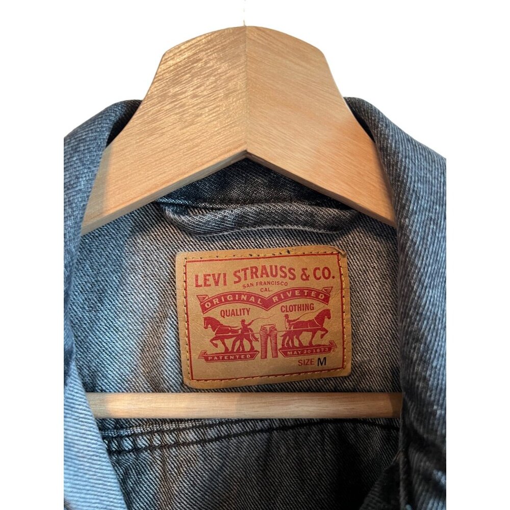Levis Women's Size M Black Denim Distressed Trucker Jean Jacket - Picture 3 of 4